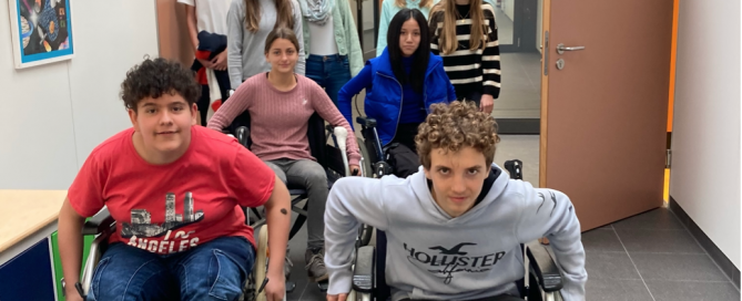 Verschiedene Schülerinnen und Schüler im Rollstuhl