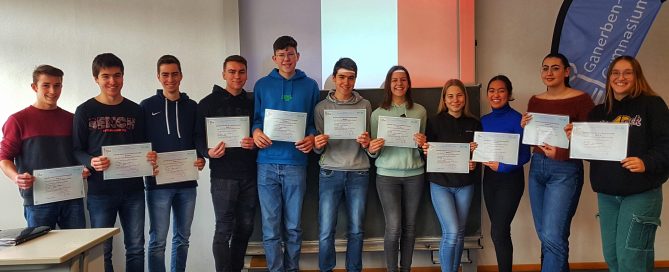 Auf dem Bild sind Schülerinnen und Schüler zu sehen, die das Delf-Zertifikat erhalten haben.