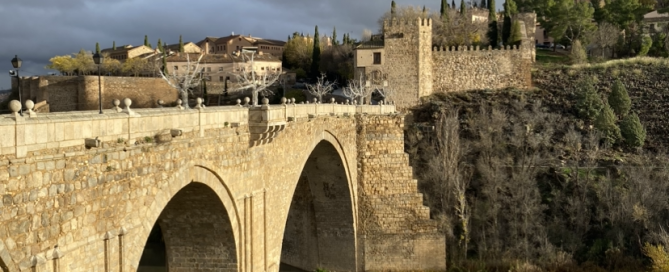 Auf diesem Bild ist eine Brücke in Spanien zu sehen.