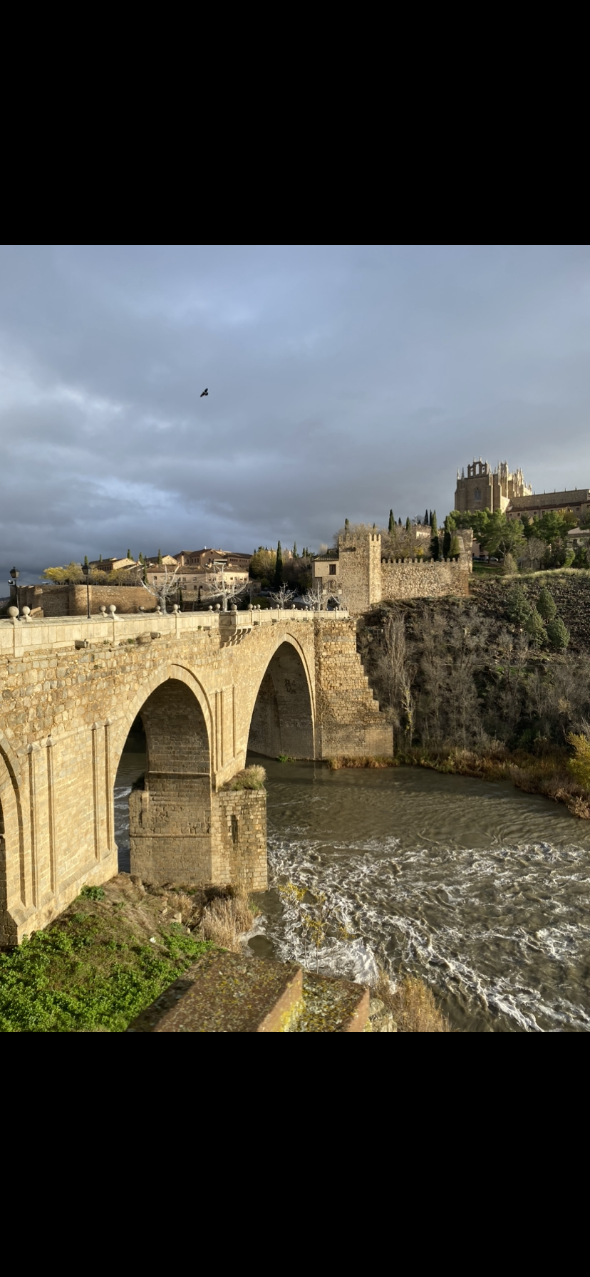 Auf diesem Bild ist eine Brücke in Spanien zu sehen.