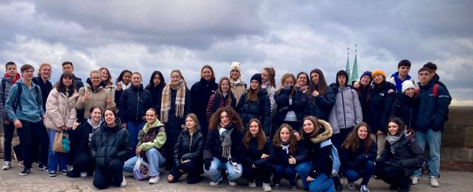 Auf diesem Bild sind die Schülerinnen und Schüler zu sehen.