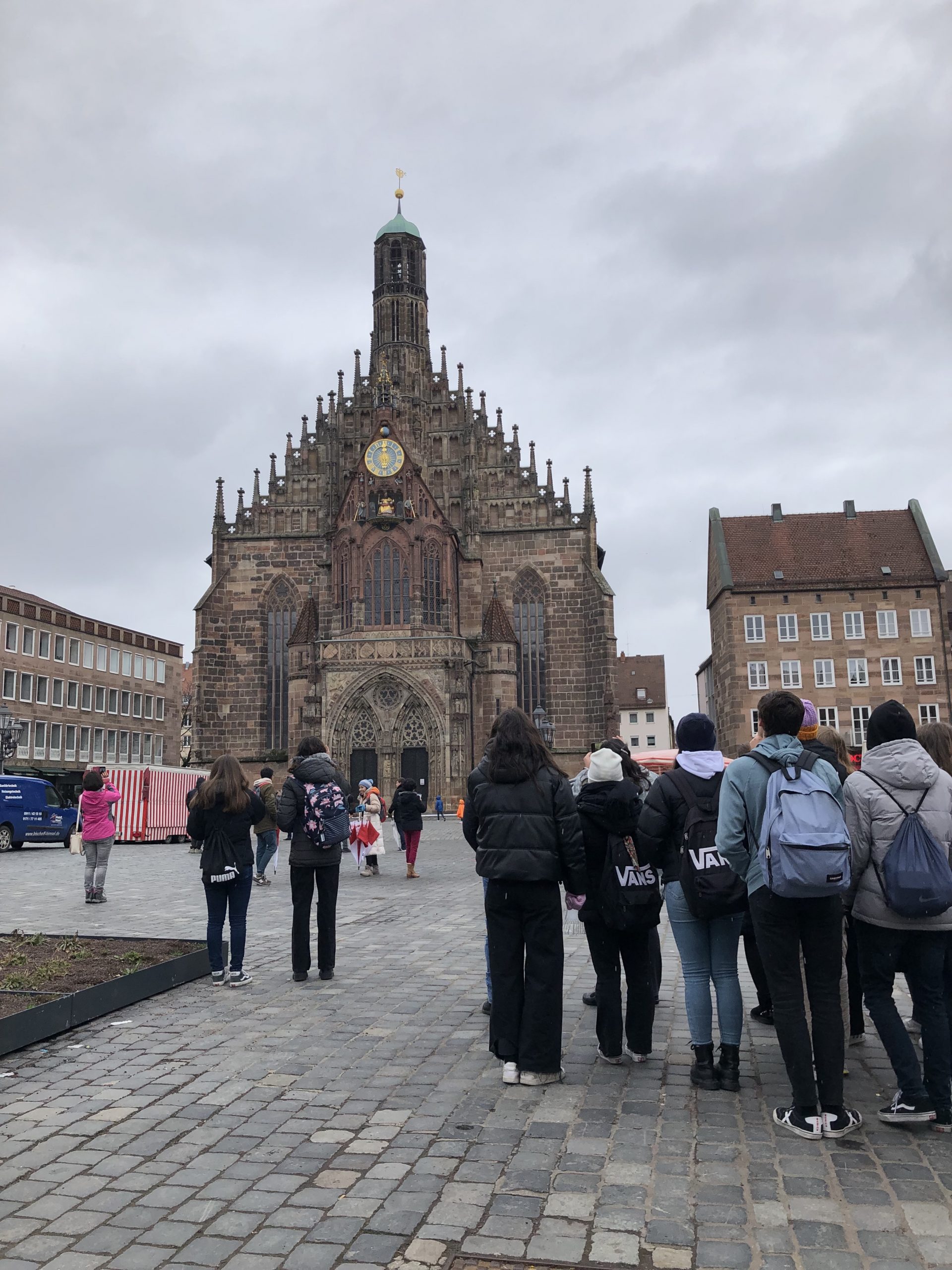 Auf diesem Bild sind die Schülerinnen und Schüler in Nürnberg zu sehen.