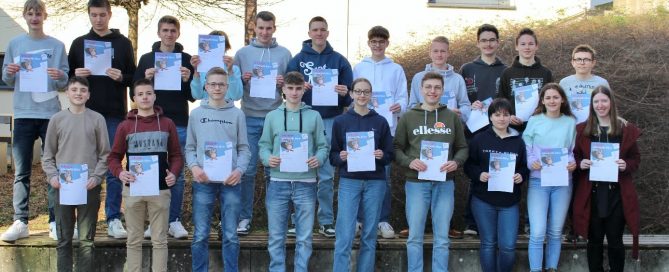 Auf dem Bild sind SChülerinnen und Schüler mit ihren Urkunden zu sehen.