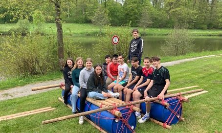 Schüler der 8ten Klasse bei der Floßbauaktion.