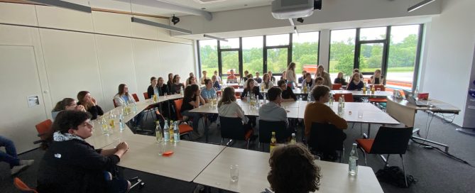 Schüler erhalten Informationen über die Firma Rüdinger