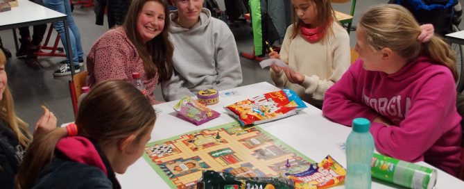 Kinder spielen Brettspiele