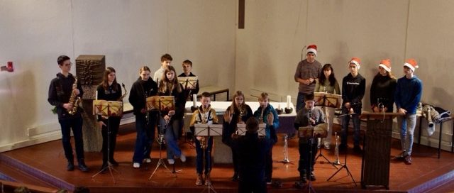 Schülerinnen spielen auf ihren Instrumenten.