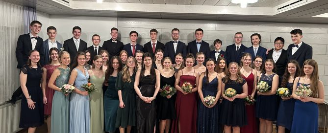 Schülerinnen und Schüler beim Abschlussball