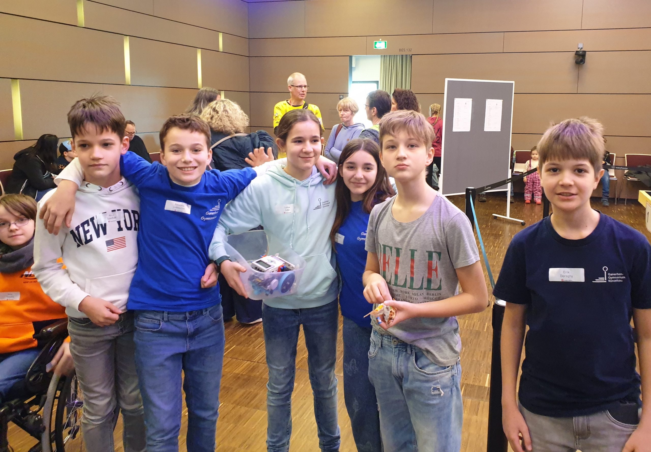 Bild1_Roboterwettbewerb Schülerinnen und Schüler beim Roboterwettbewerb