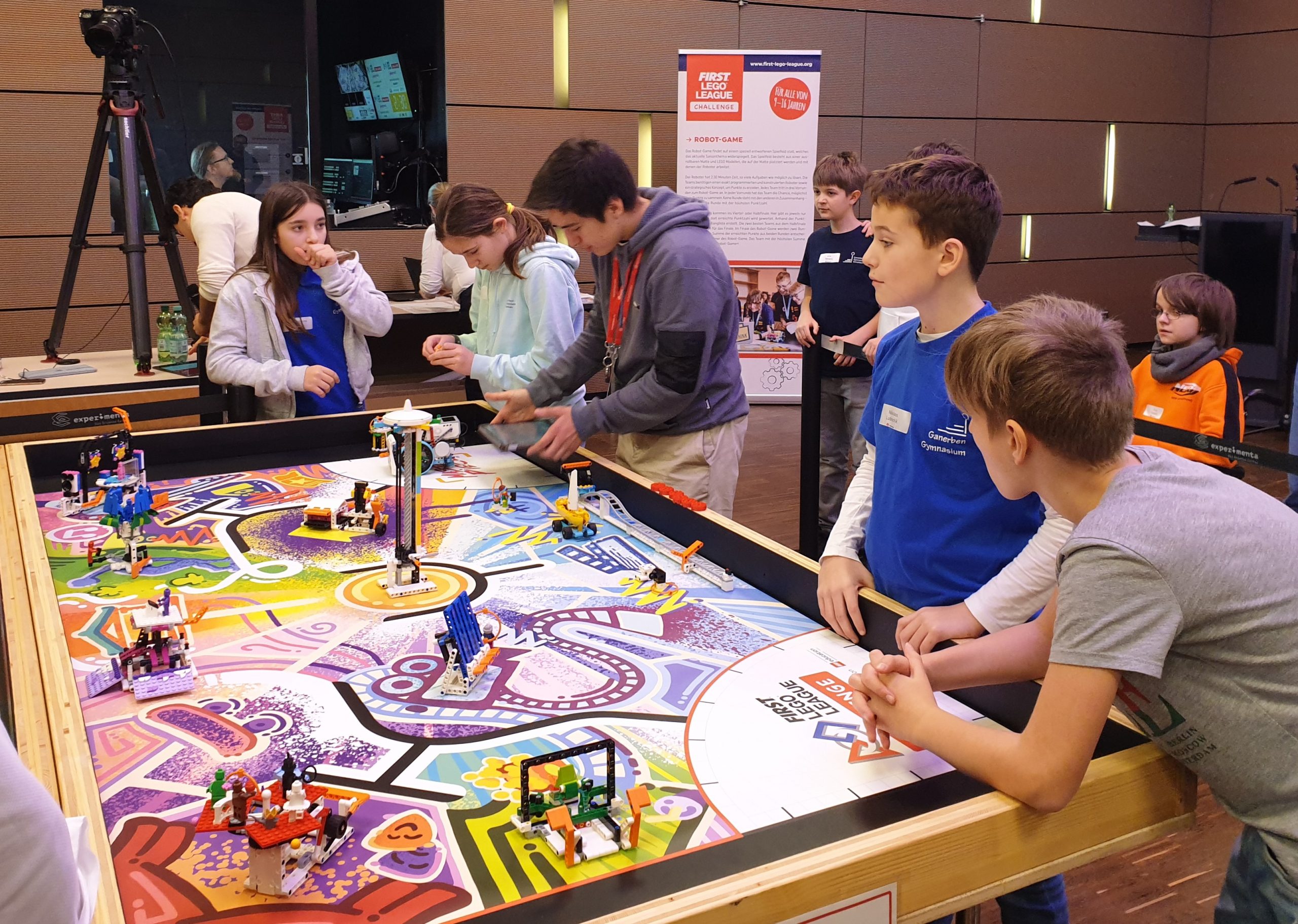 Bild2_Roboterwettbewerb Schülerinnen und Schüler beim Roboterwettbewerb
