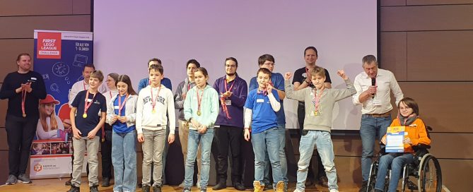 Schülerinnen und Schüler beim Roboterwettbewerb