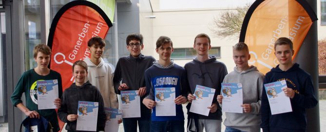 Schülerinnen und Schüler der Informatik AG mit Urkunde.