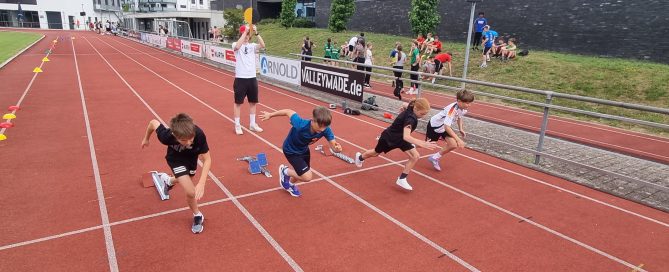 Schülerinnen und Schüler beim Sport