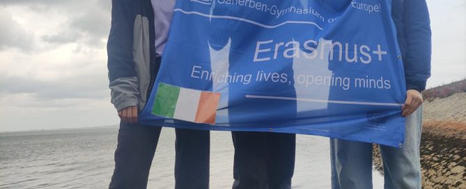 Schülerinnen mit Fahne