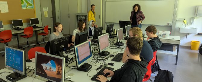 Schülerinnen und Schüler beim Workshop im Computerraum