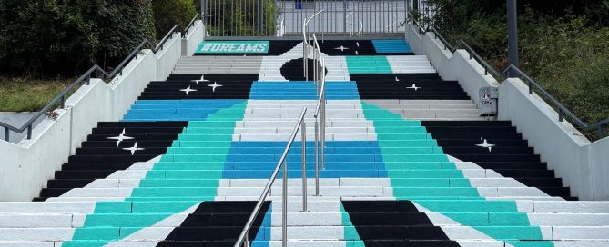 Treppe vor dem Schulgebäude