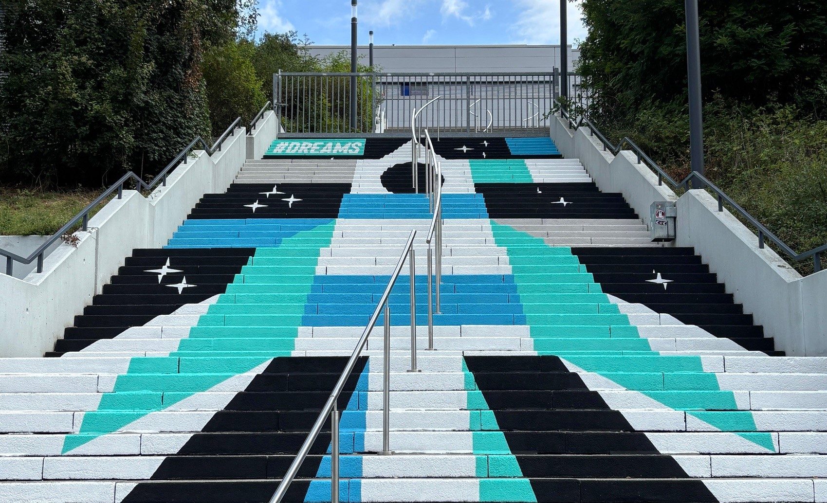 Treppe vor dem Schulgebäude