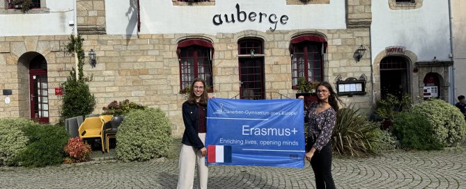 Schülerinnen vor Schule