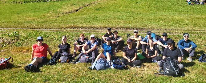 Schülerinnen und Schüler auf der Wiese