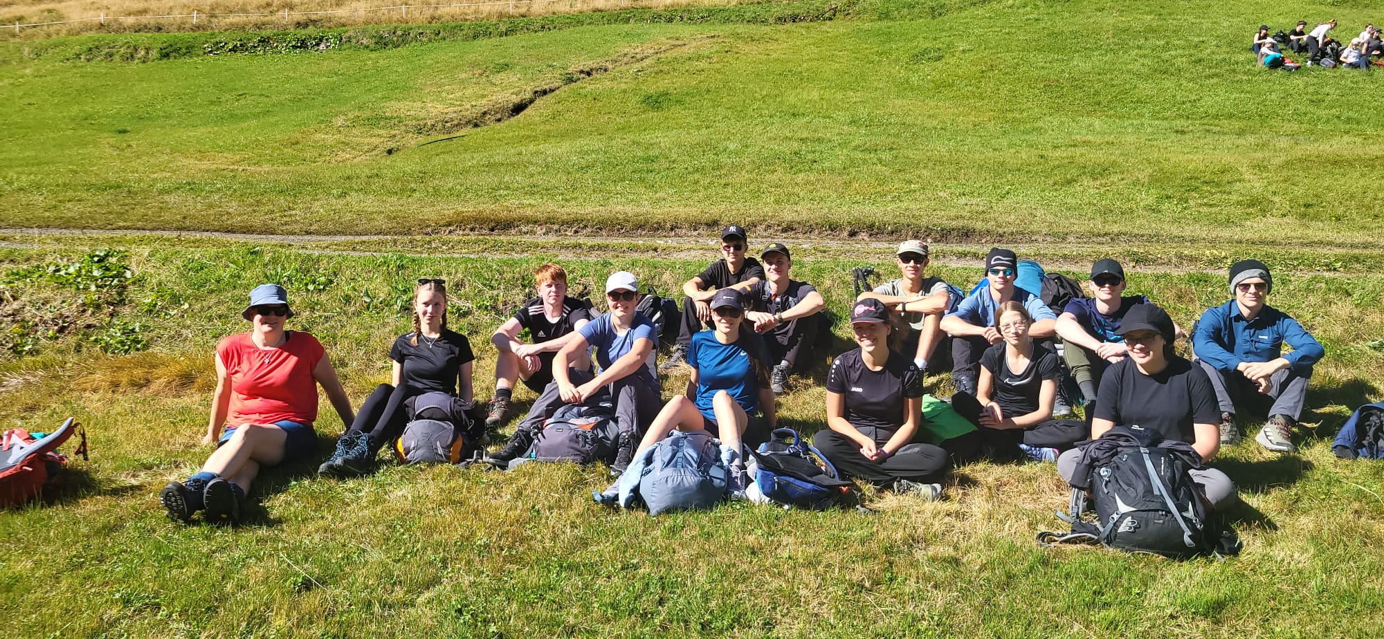Schülerinnen und Schüler auf der Wiese