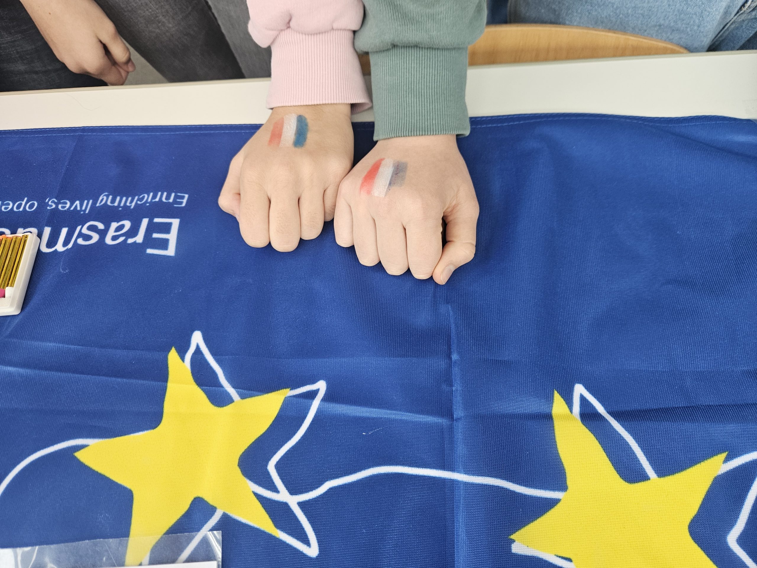 IMG_2784 Hände und Europaflagge