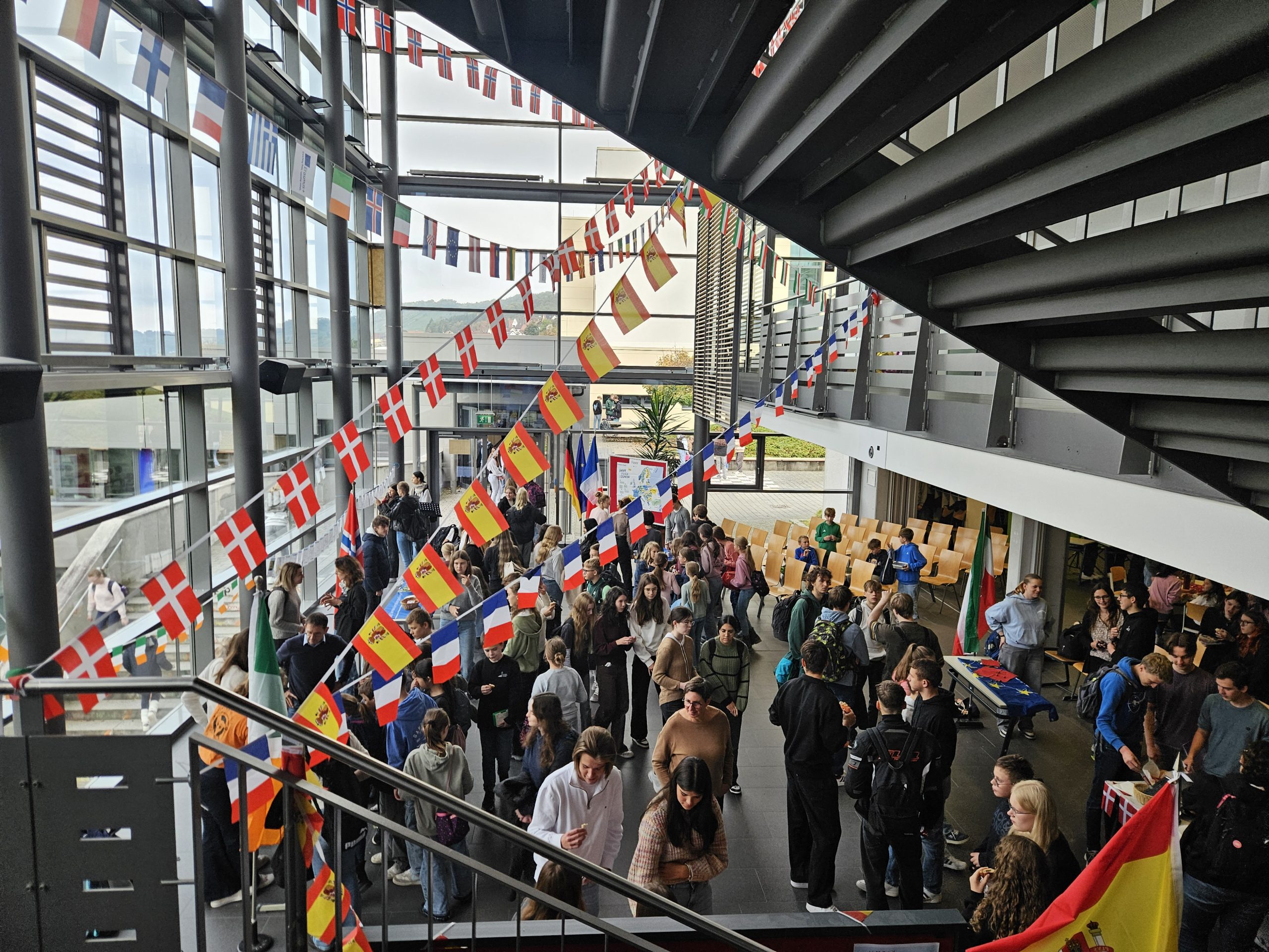 IMG_2785 Bild von innerhalb der Schule mit Fahnen im Gebäude