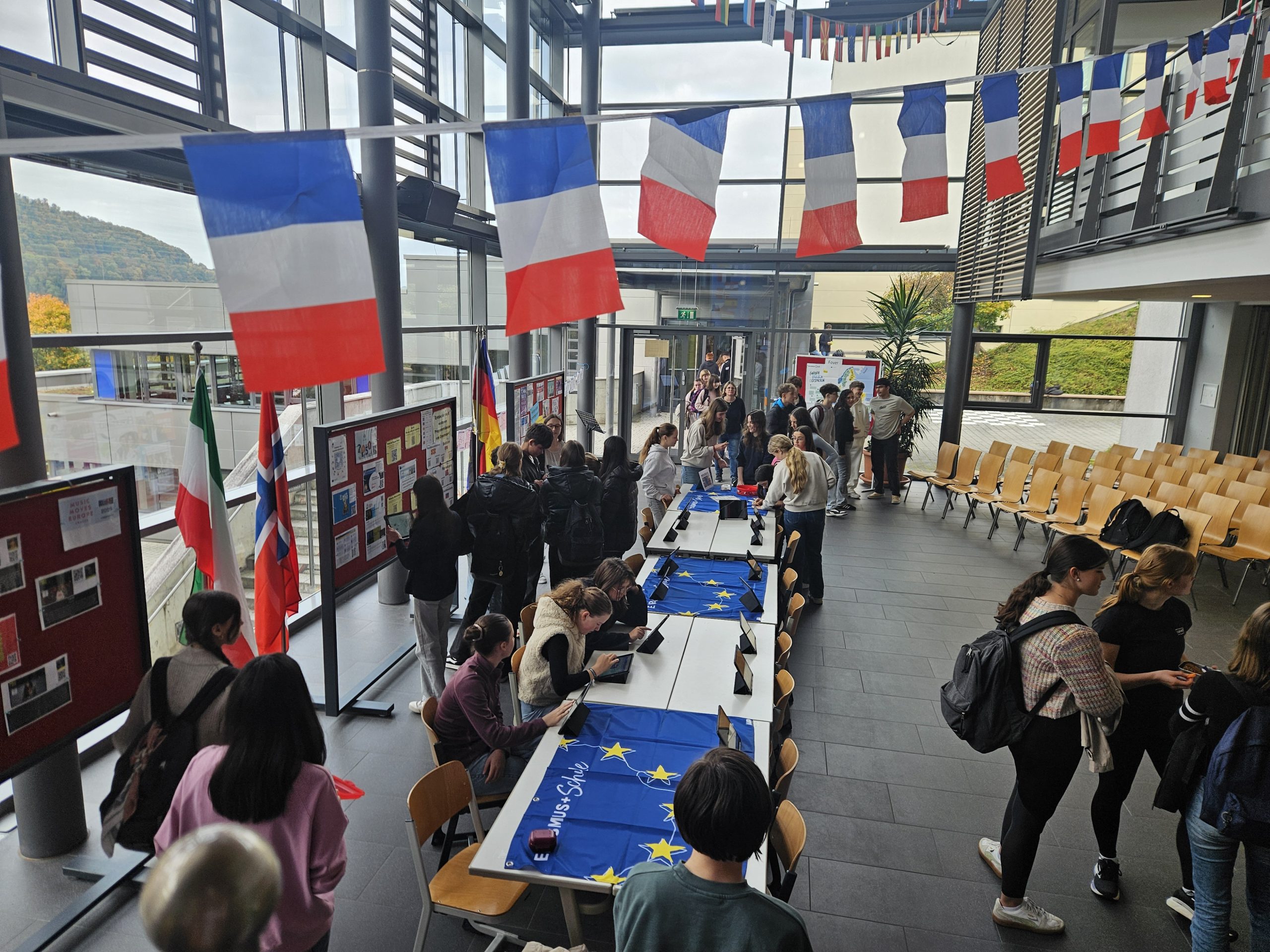 IMG_2786 Bild von innerhalb der Schule mit Fahnen im Gebäude