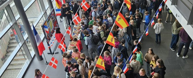 Bild von oben innerhalb des Schulgebäudes