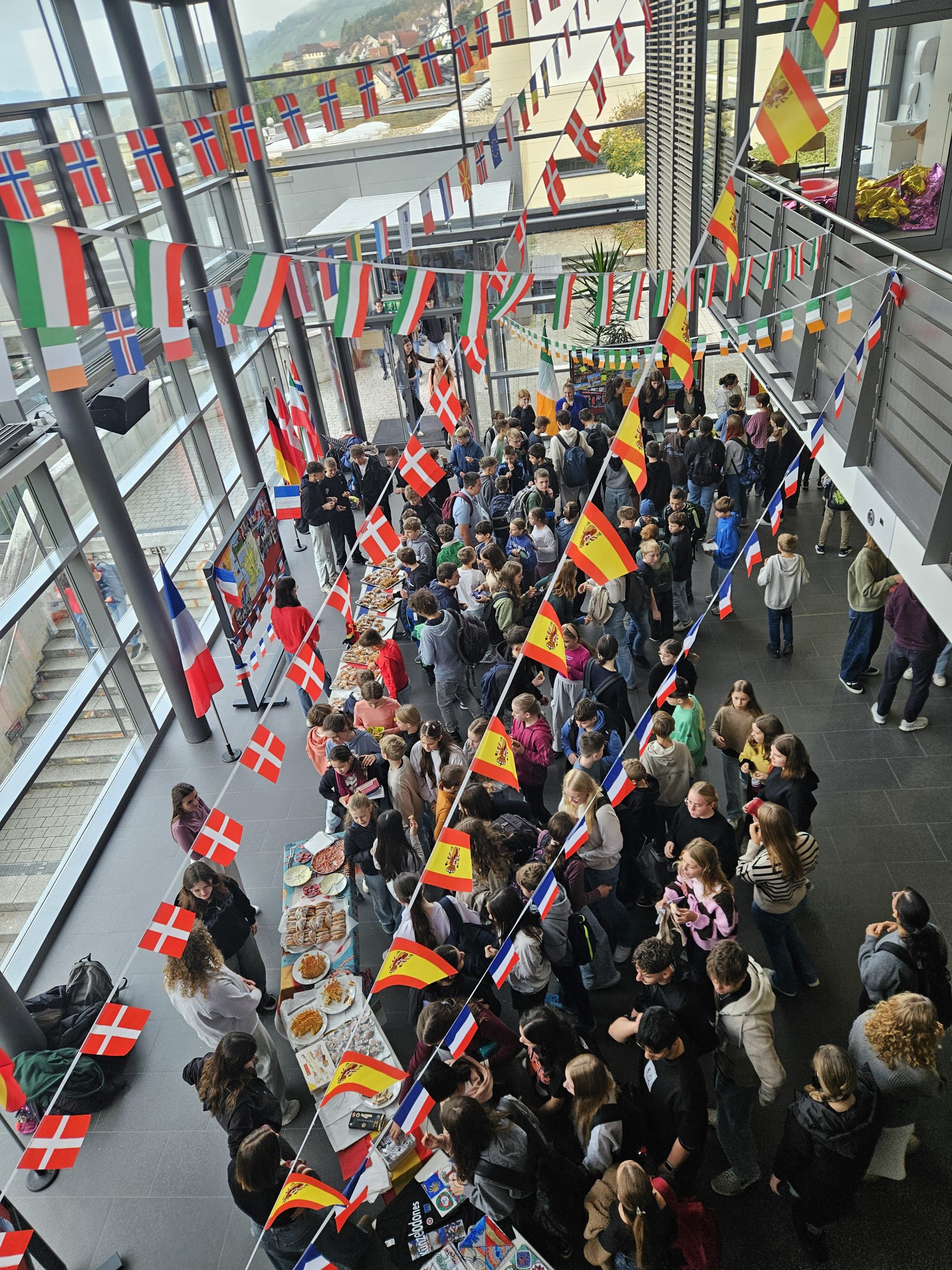IMG_2787 Bild von oben innerhalb des Schulgebäudes