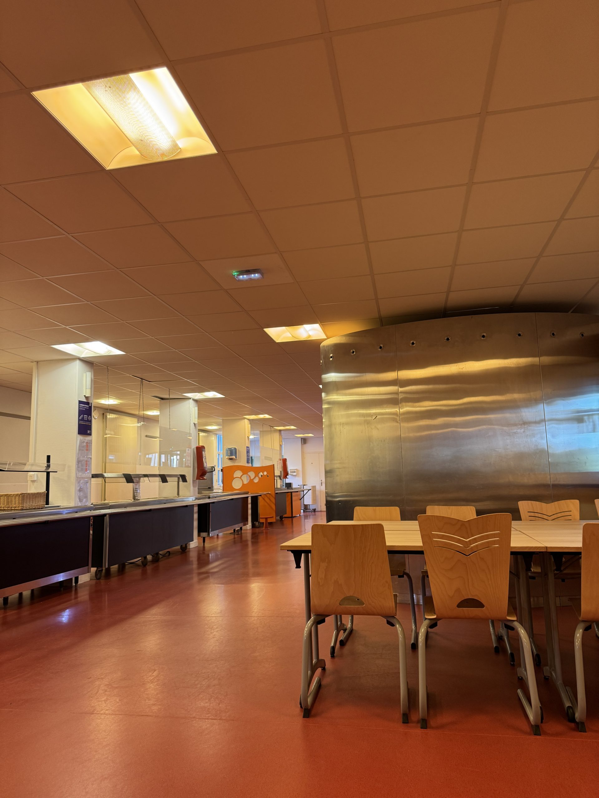 Erasmus Bild der Mensa der Schule