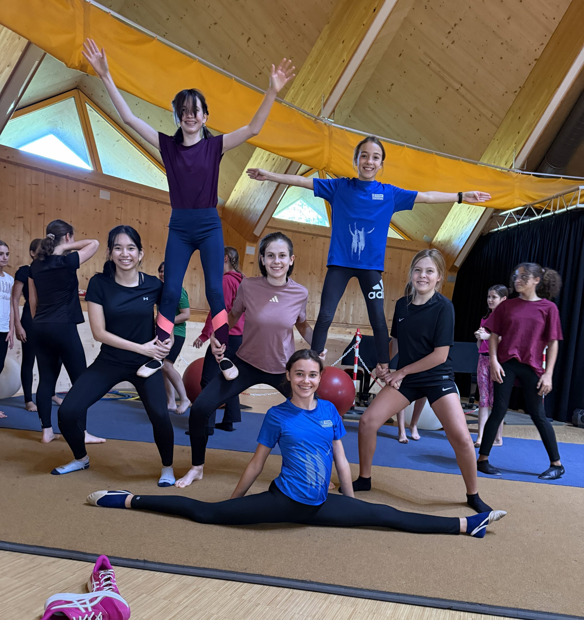 20251001_143600401_iOS Schülerinnen und Schüler führen Akrobatik vor