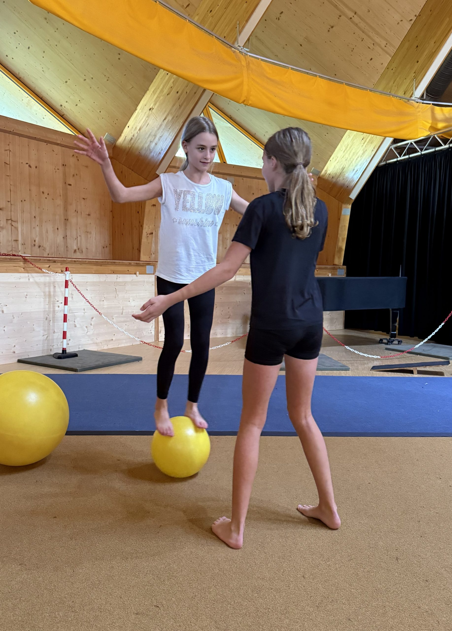 20251001_151402380_iOS Schülerinnen und Schüler führen Akrobatik vor