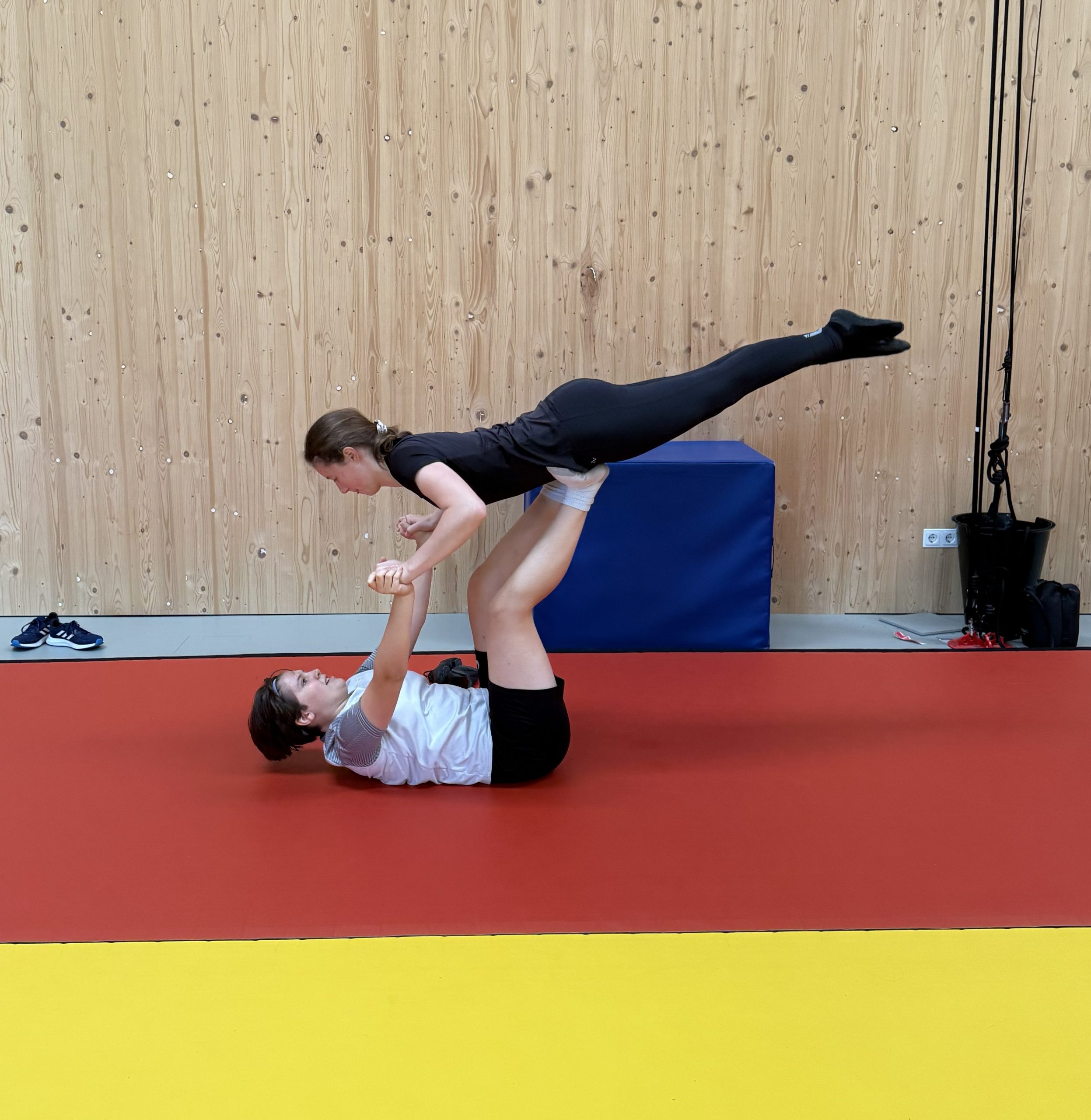 20251002_085848460_iOS Schülerinnen und Schüler führen Akrobatik vor