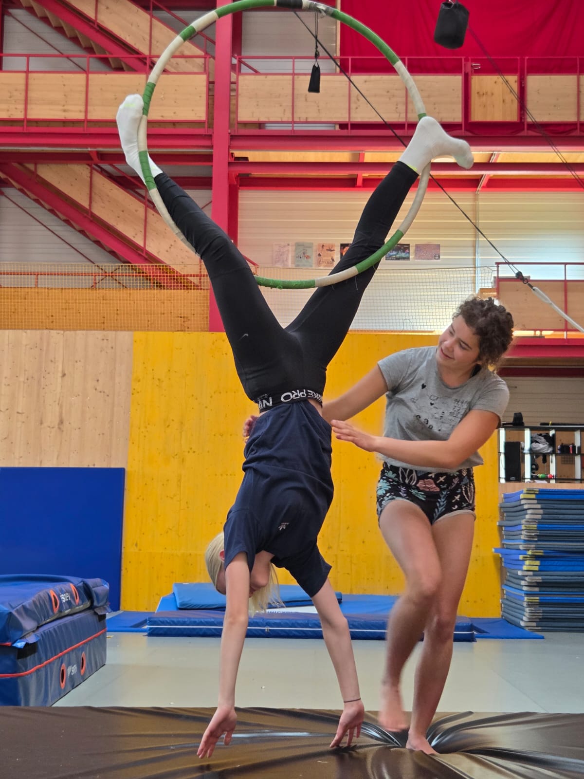 20251010_143127000_iOS Schülerinnen und Schüler führen Akrobatik vor