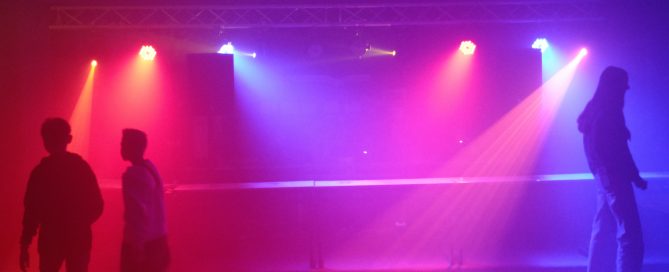 Lichter, Schülerinnen und Schüler bei U-Disko