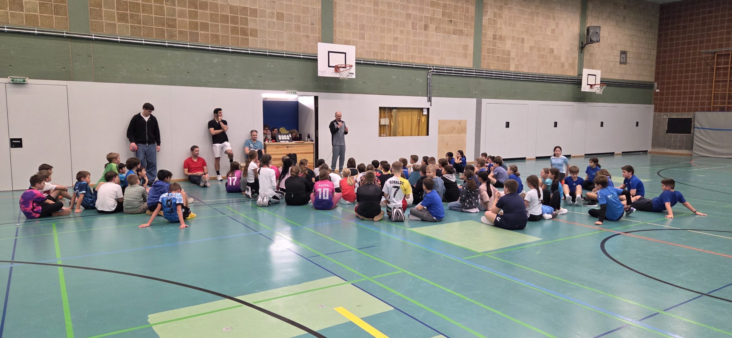 20251211_152534 Schülerinnen und Schüler beim Handballturnier