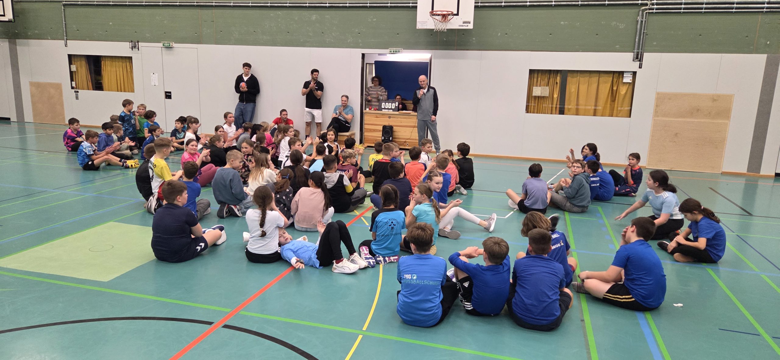 20251211_152552 Schülerinnen und Schüler beim Handballturnier