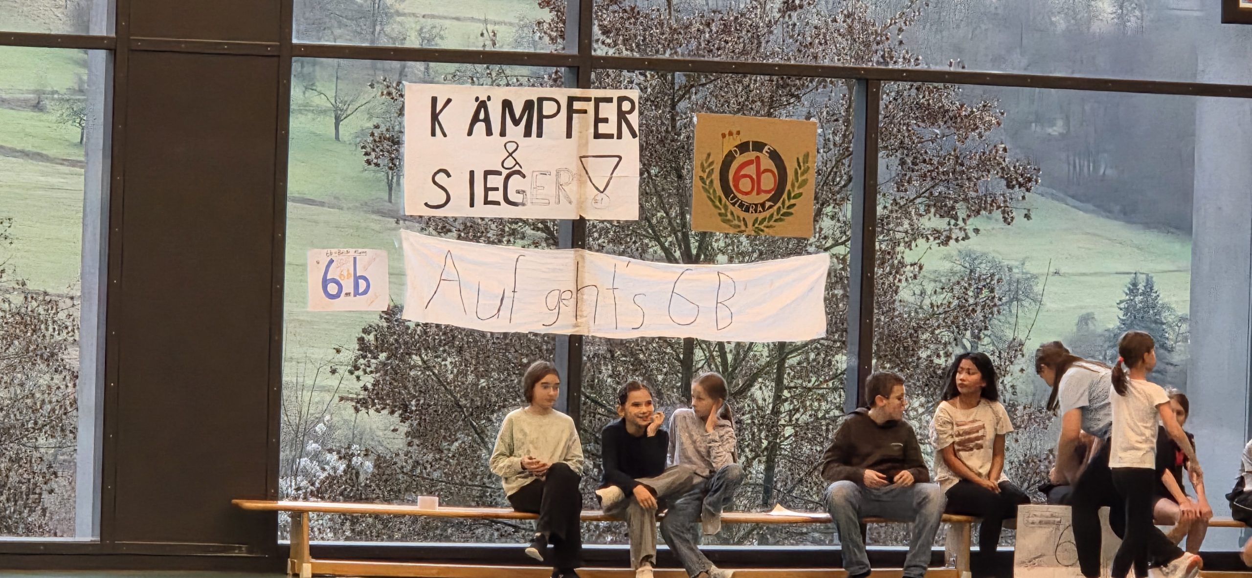 Schülerinnen und Schüler beim Handballturnier