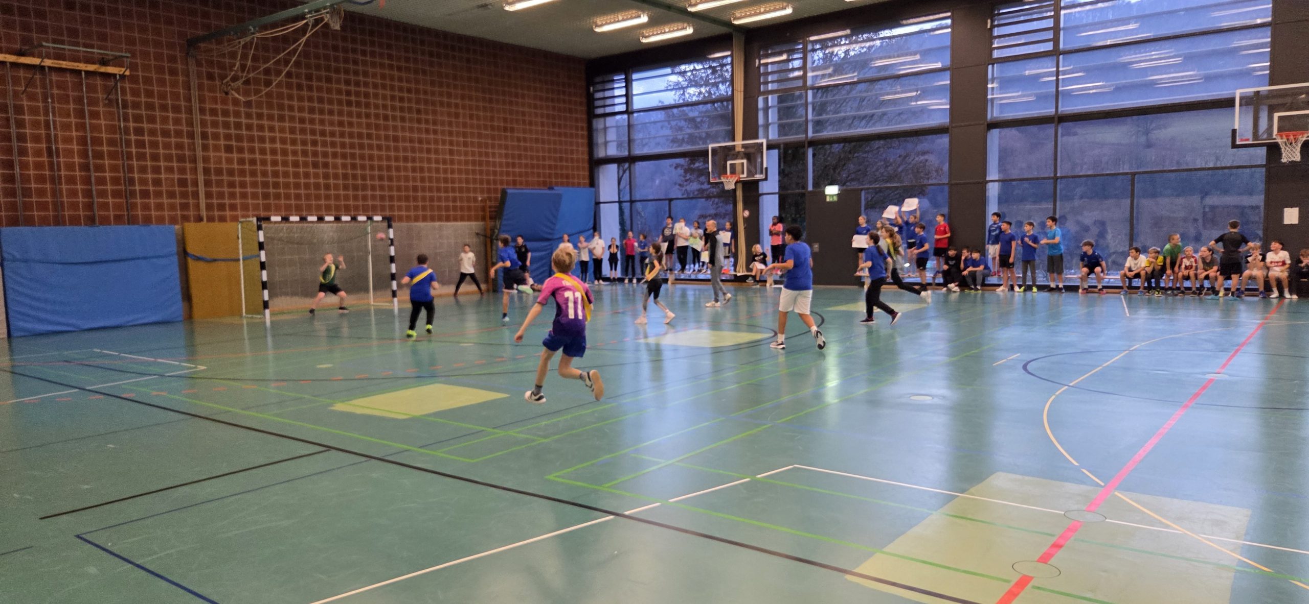 20251211_162428 Schülerinnen und Schüler beim Handballturnier