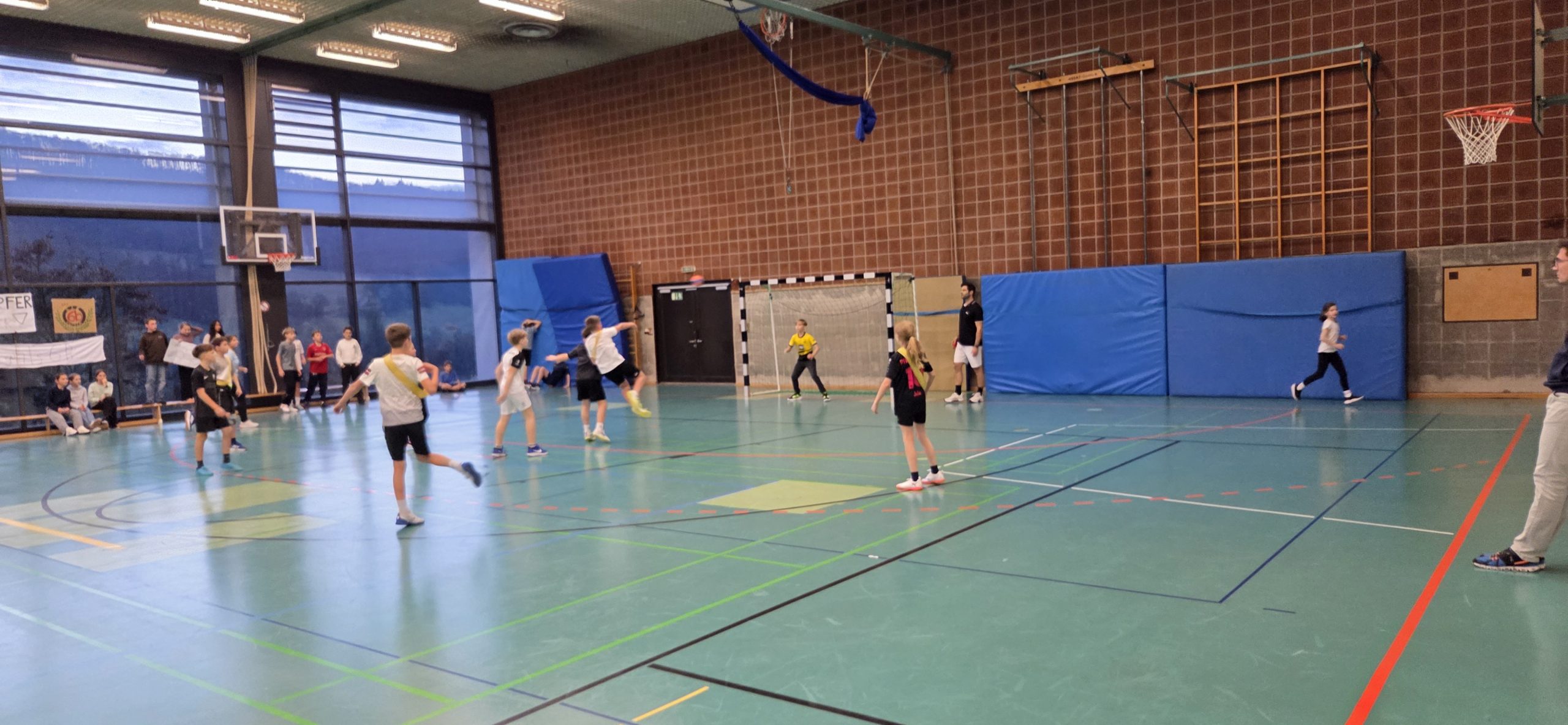 20251211_163641 Schülerinnen und Schüler beim Handballturnier