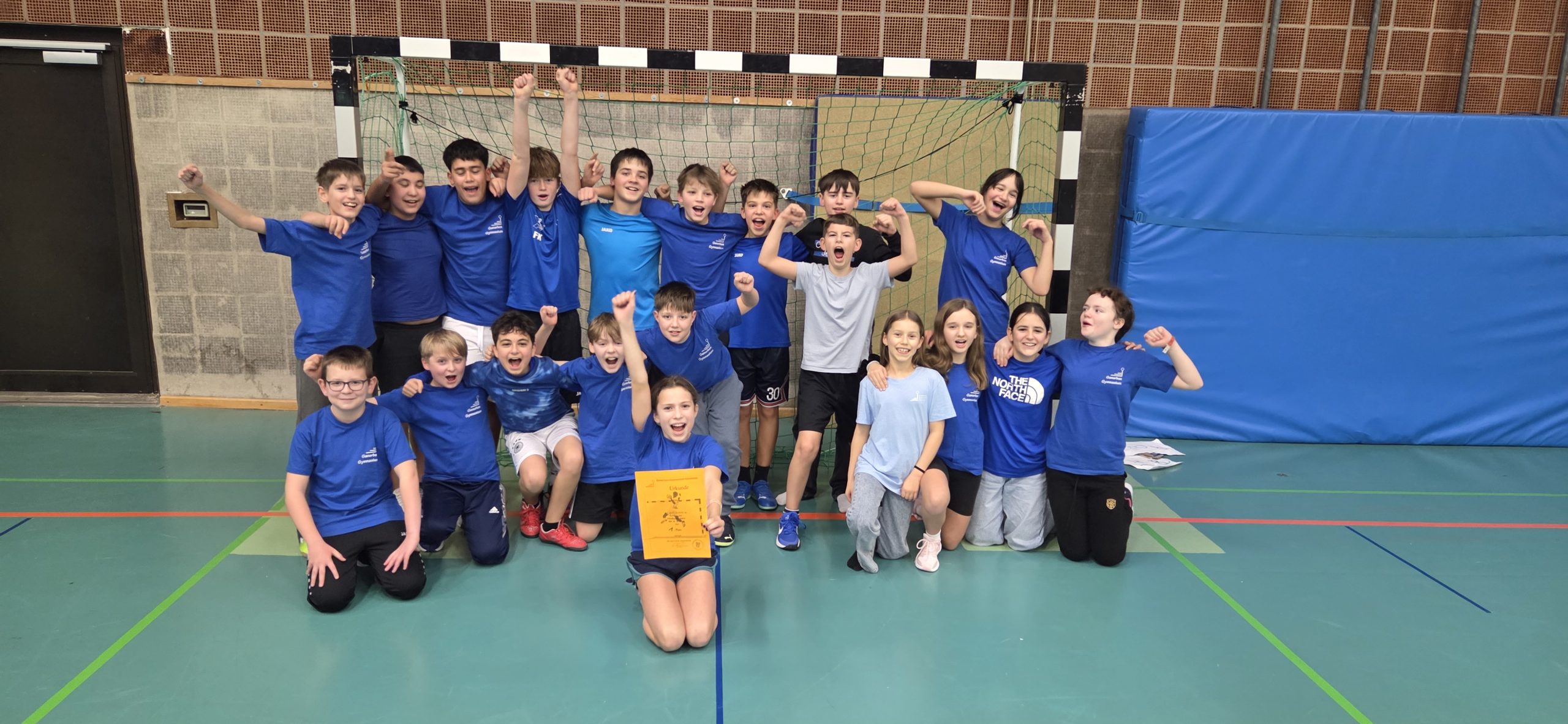 20251211_170925 Schülerinnen und Schüler beim Handballturnier
