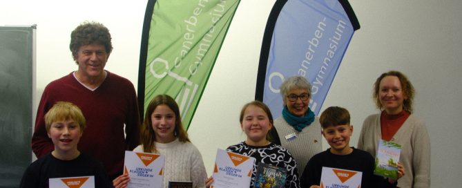 Schülerinnen und Schüler mit Urkunde