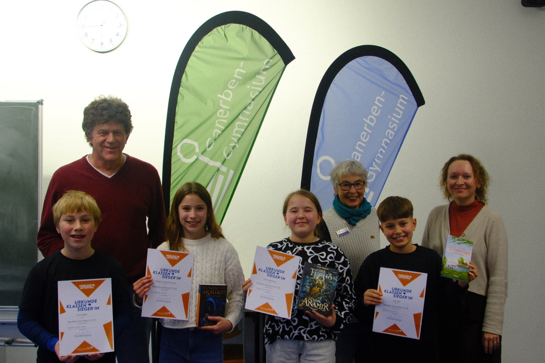 Schülerinnen und Schüler mit Urkunde