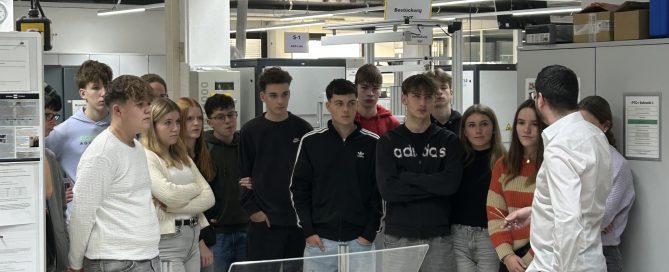 Schülerinnen und Schüler besichtigen bei Kriwan