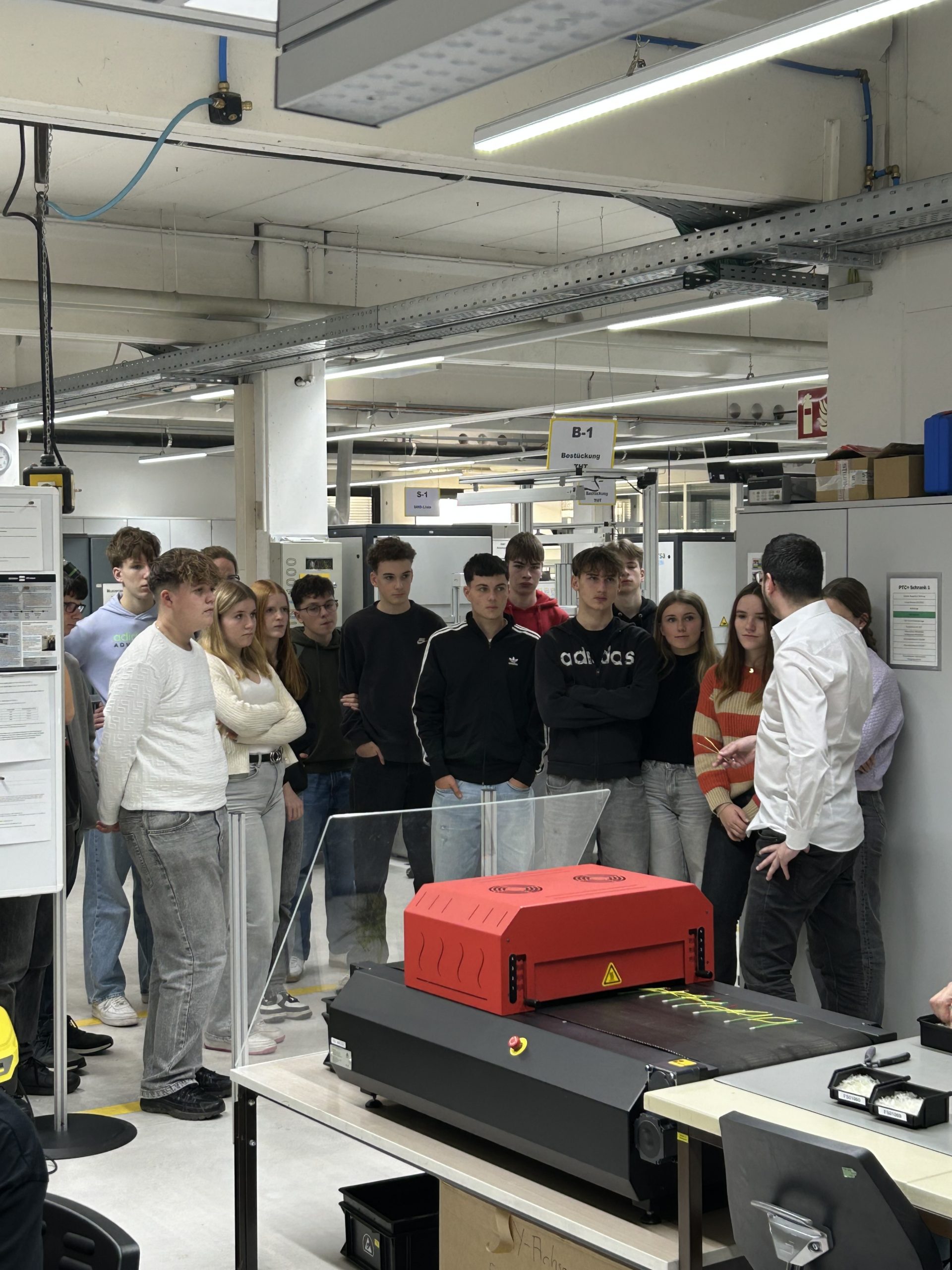 Schülerinnen und Schüler besichtigen bei Kriwan