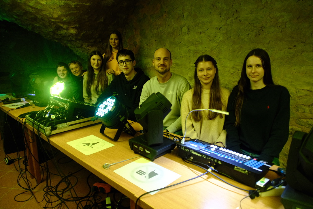 71E7D668-C225-4ECD-B3E3-C4396CF8E32F_1_105_c Die Schülerinnen und Schüler der Technik-AG