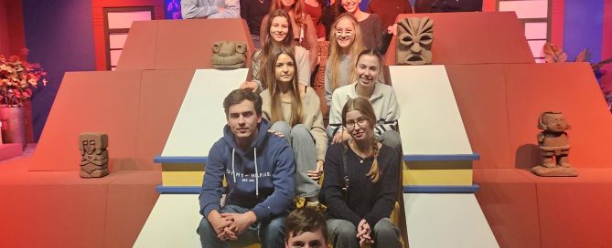 Schülerinnen und Schüler in Austellung