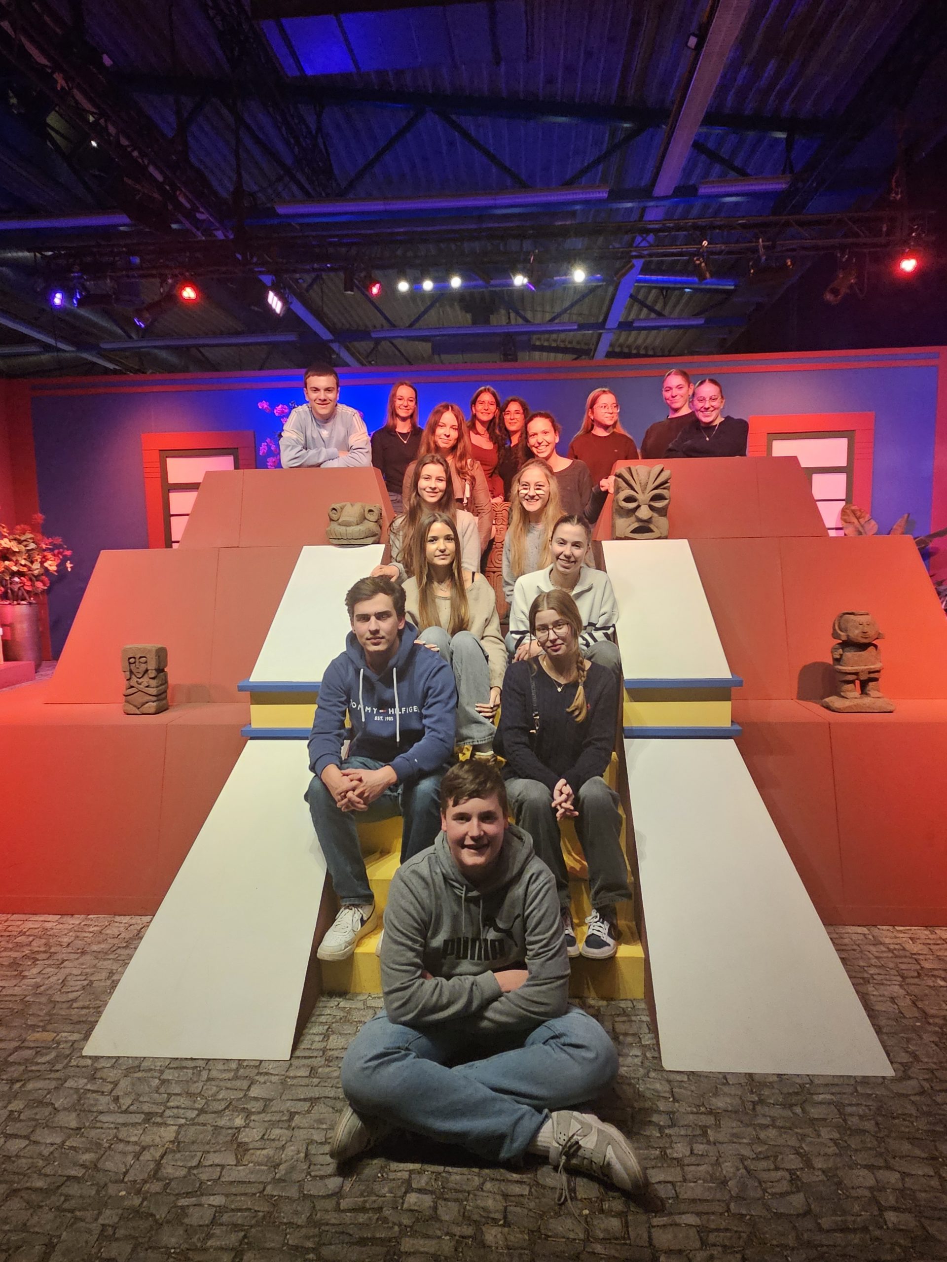 Schülerinnen und Schüler in Austellung