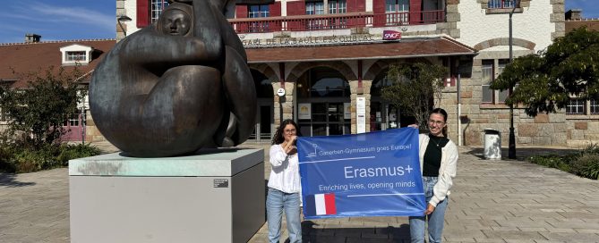 Schülerinnen mit Fahne