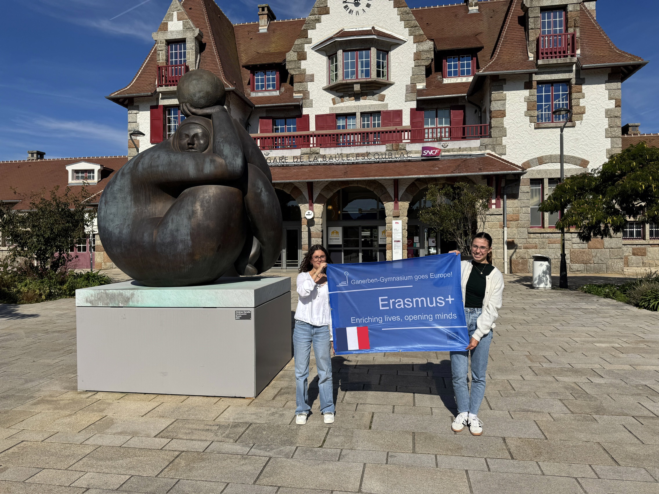 Schülerinnen mit Fahne